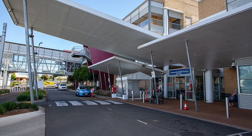 Drop off and pick up zones at the entrance of Toowoomba Hospital.